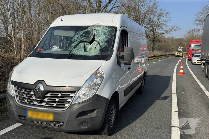 Bestuurder bestelbus aan de dood ontsnapt