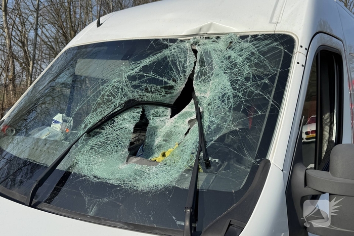 Bestuurder bestelbus aan de dood ontsnapt