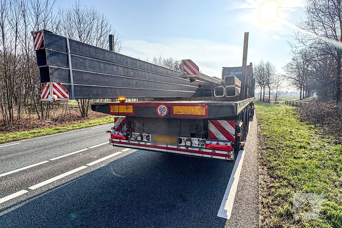 Bestuurder bestelbus aan de dood ontsnapt