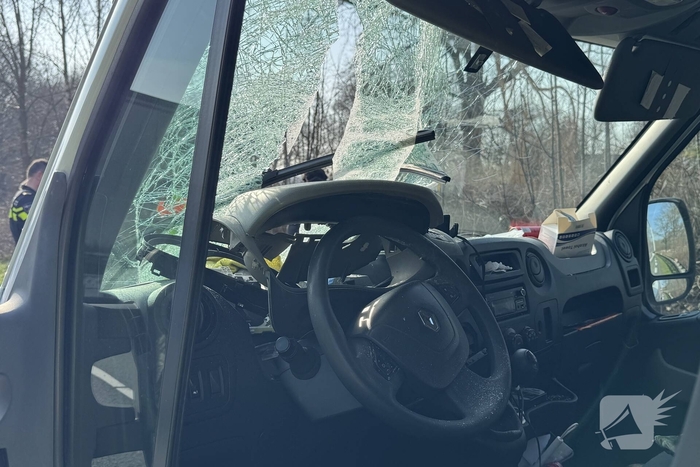 Bestuurder bestelbus aan de dood ontsnapt