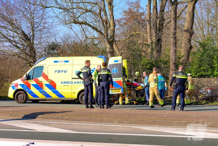 Bestuurder zwaargewond na eenzijdige aanrijding