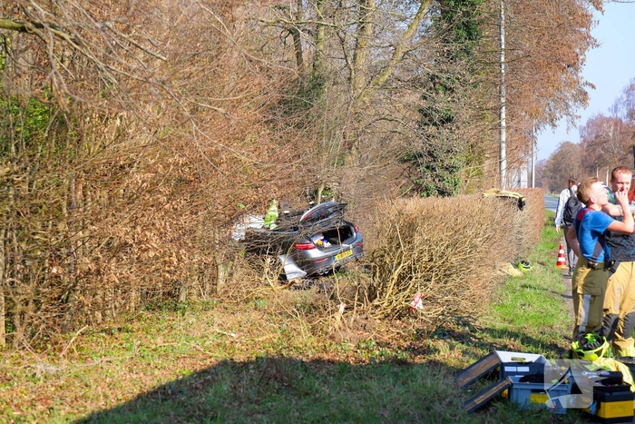 Bestuurder zwaargewond na eenzijdige aanrijding