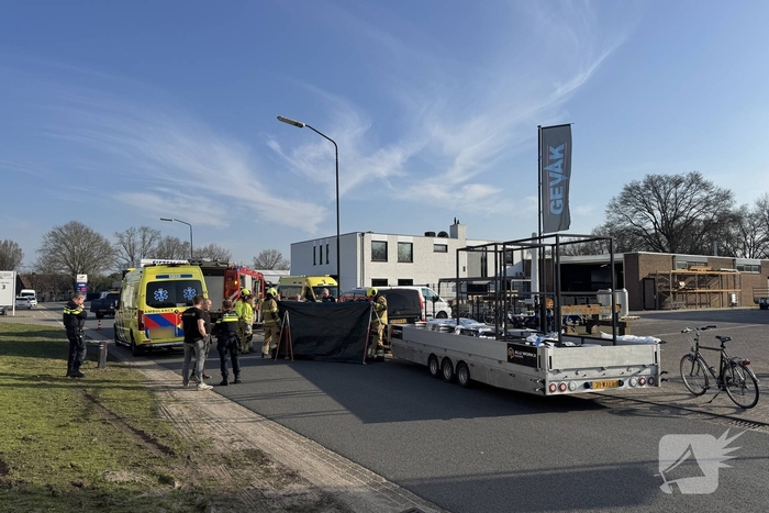 Man raakt gewond bij aanrijding met lantaarnpaal