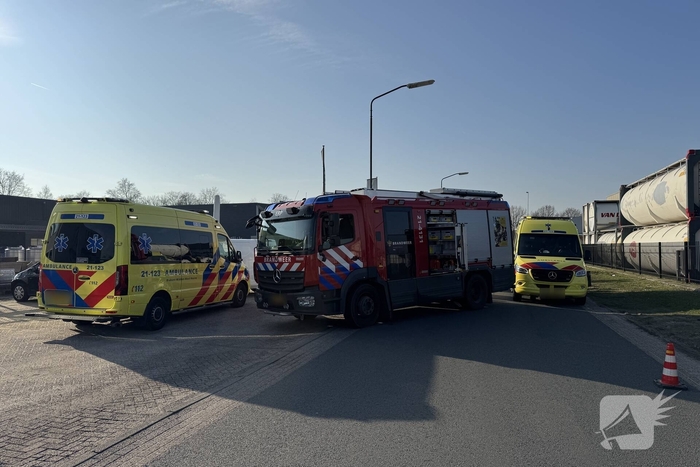 Man raakt gewond bij aanrijding met lantaarnpaal