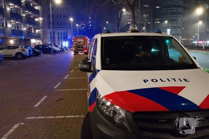 Hoogwerker ingezet bij brand op flatdak