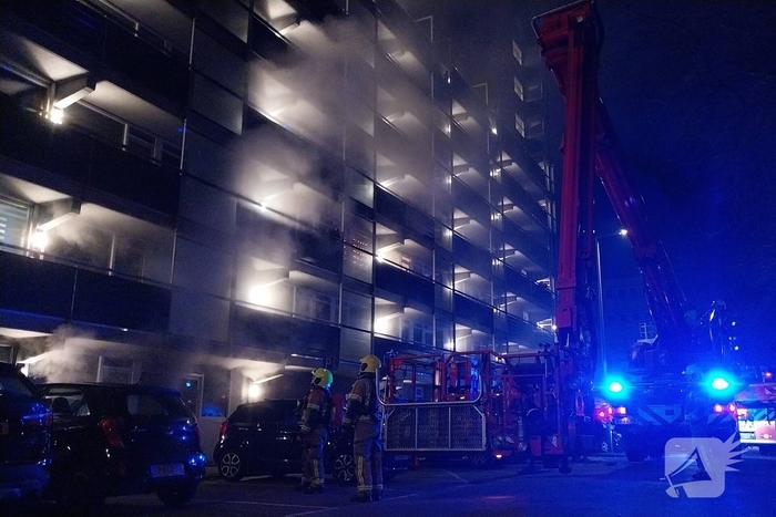 Hoogwerker ingezet bij brand op flatdak