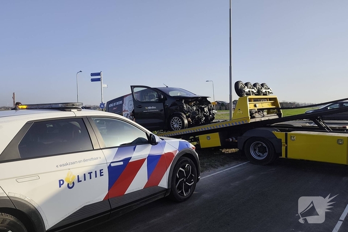 Ongeval tussen bestelbus en personenwagen