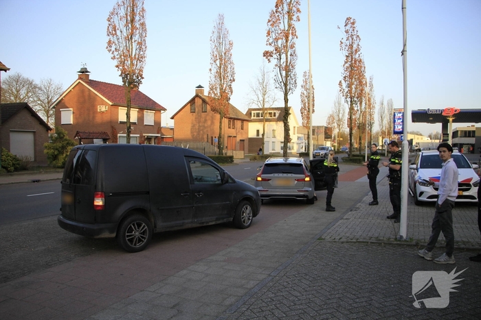 Botsing tussen voertuig en bestelbusje