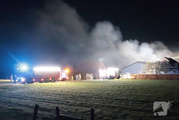 Brandweer bestrijdt grote brand