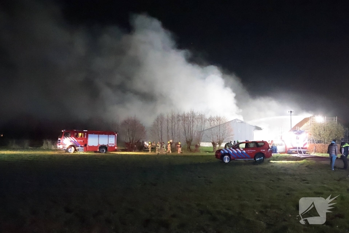 Brandweer bestrijdt grote brand