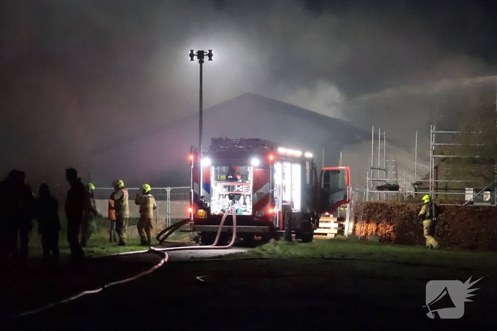 Brandweer bestrijdt grote brand