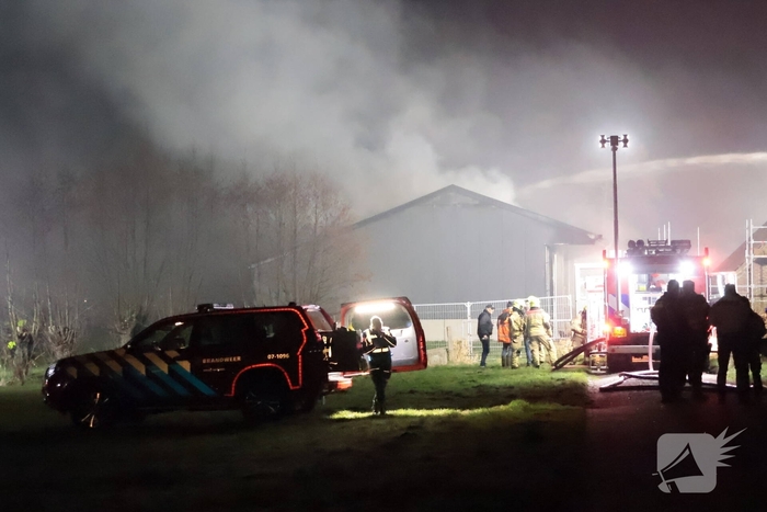 Brandweer bestrijdt grote brand