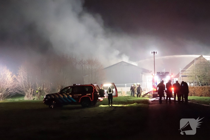 Brandweer bestrijdt grote brand