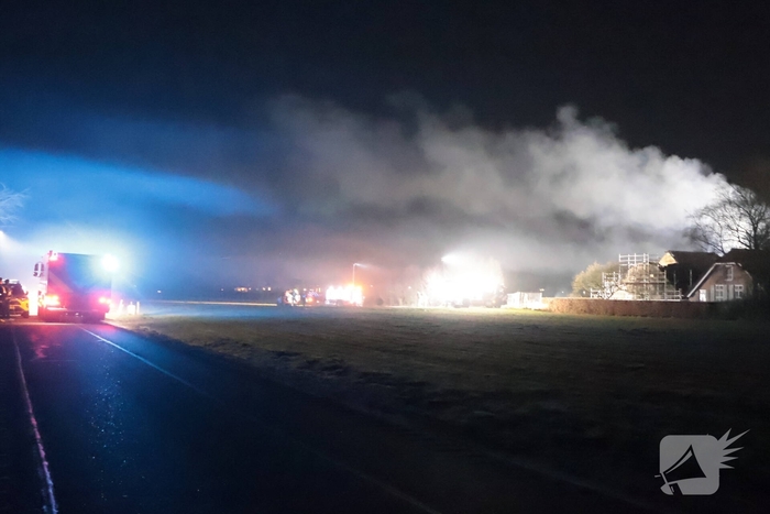 Brandweer bestrijdt grote brand