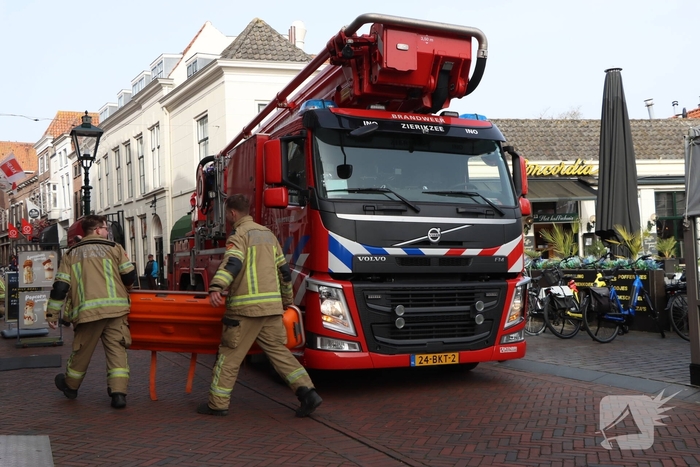 Oudere met hoogwerker uit beautysalon gehaald