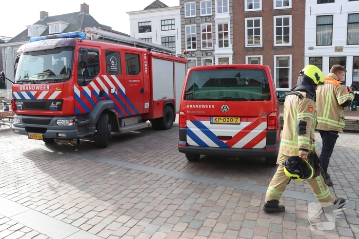 Oudere met hoogwerker uit beautysalon gehaald