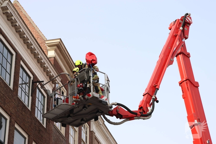 Oudere met hoogwerker uit beautysalon gehaald