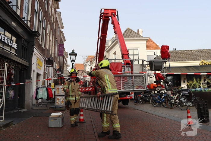 Oudere met hoogwerker uit beautysalon gehaald