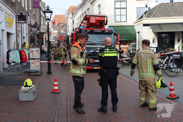 Oudere met hoogwerker uit beautysalon gehaald