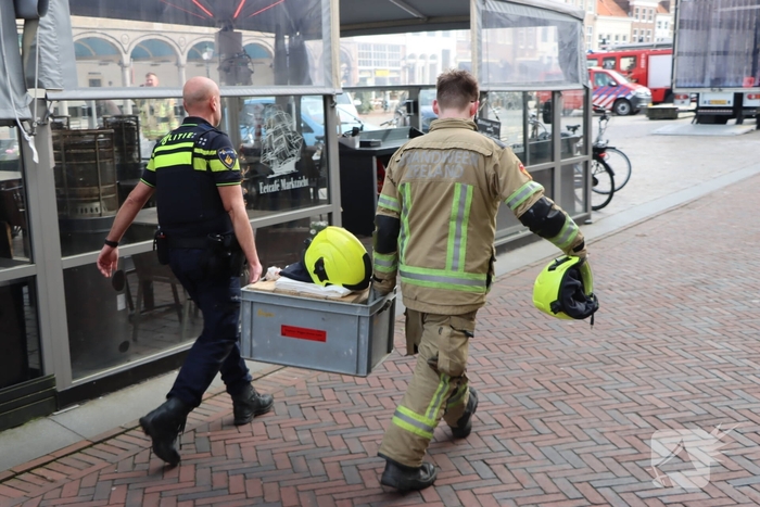 Oudere met hoogwerker uit beautysalon gehaald