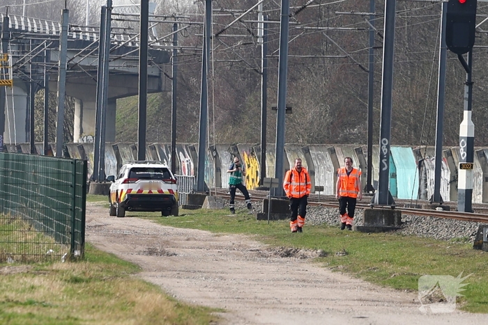 Verdacht pakketje aangetroffen langs spoor