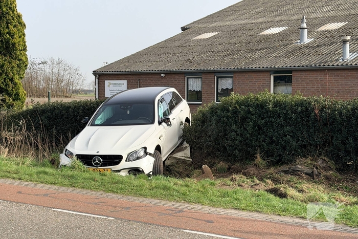 Mercedes AMG belandt in sloot