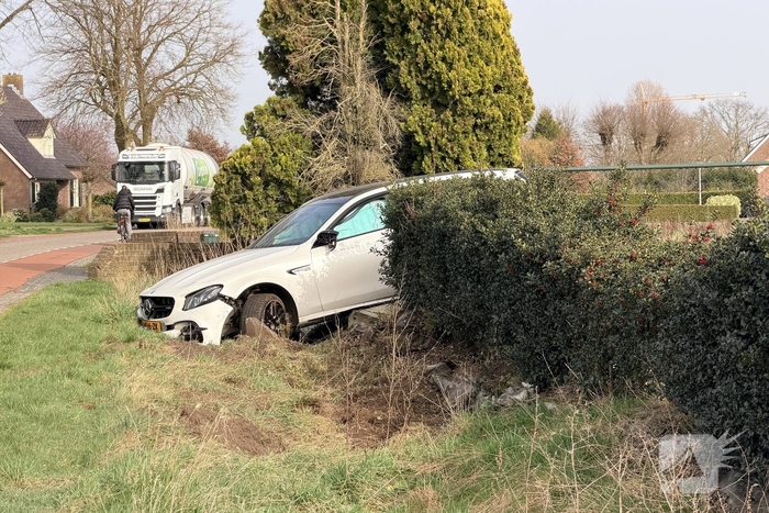 Mercedes AMG belandt in sloot