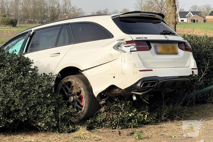 Mercedes AMG belandt in sloot