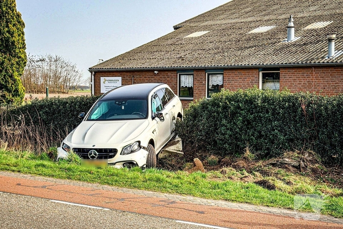 Mercedes AMG belandt in sloot