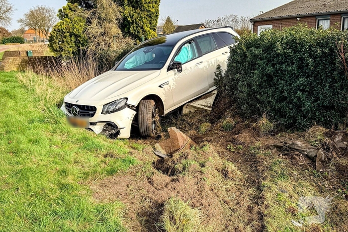 Mercedes AMG belandt in sloot