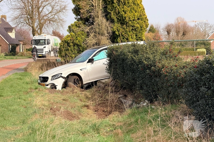 Mercedes AMG belandt in sloot