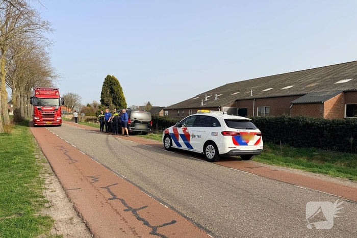 Mercedes AMG belandt in sloot