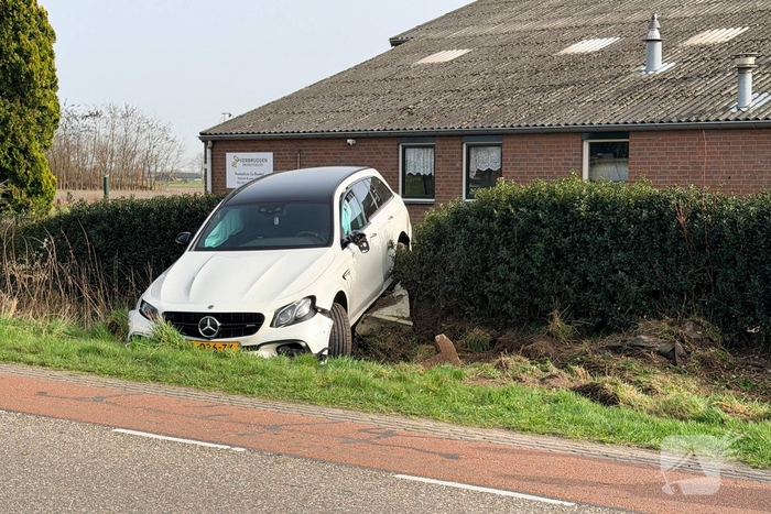 Mercedes AMG belandt in sloot