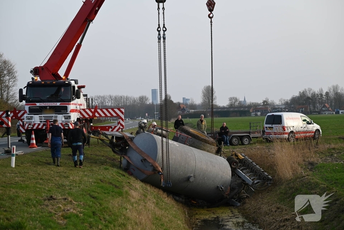 Eenzijdig ongeval met giertank op provinciale weg