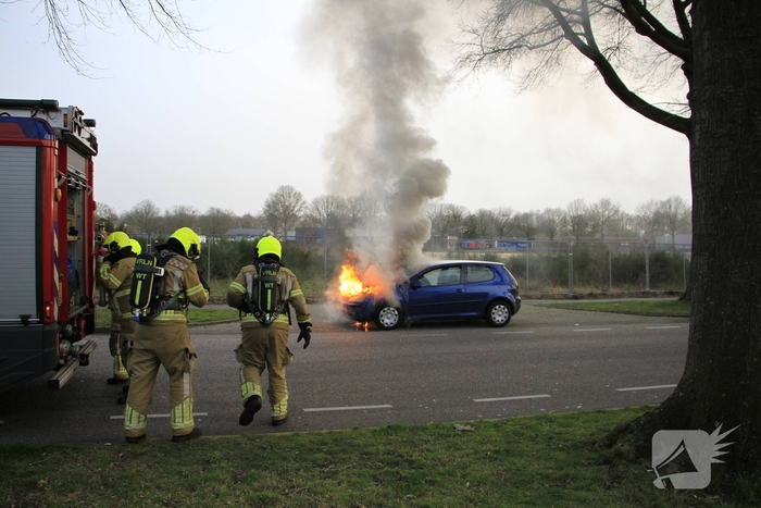 Motorblok van auto in brand tijdens rit