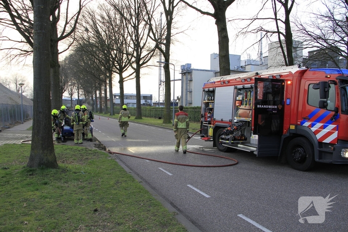 Motorblok van auto in brand tijdens rit