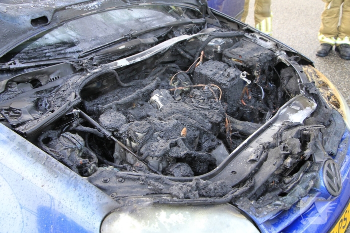 Motorblok van auto in brand tijdens rit