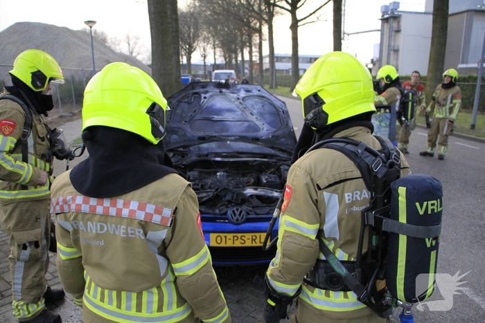 Motorblok van auto in brand tijdens rit