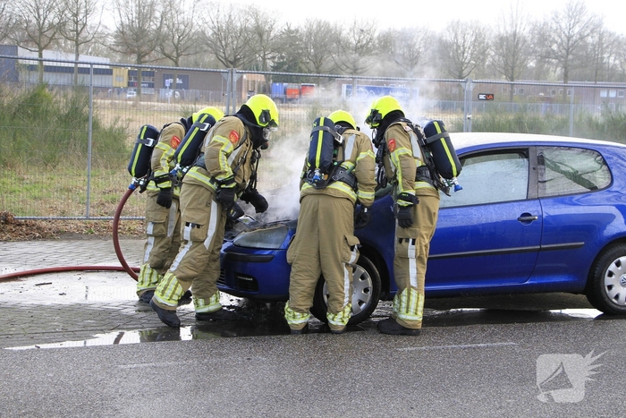 Motorblok van auto in brand tijdens rit