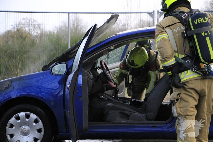 Motorblok van auto in brand tijdens rit