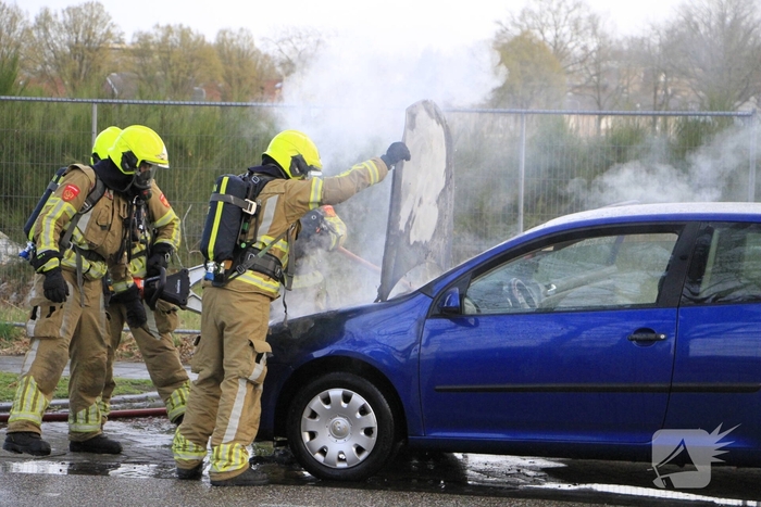 Motorblok van auto in brand tijdens rit