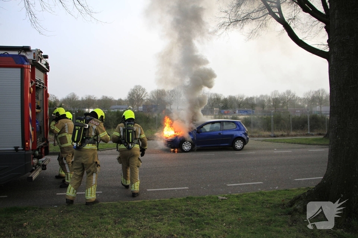 Motorblok van auto in brand tijdens rit