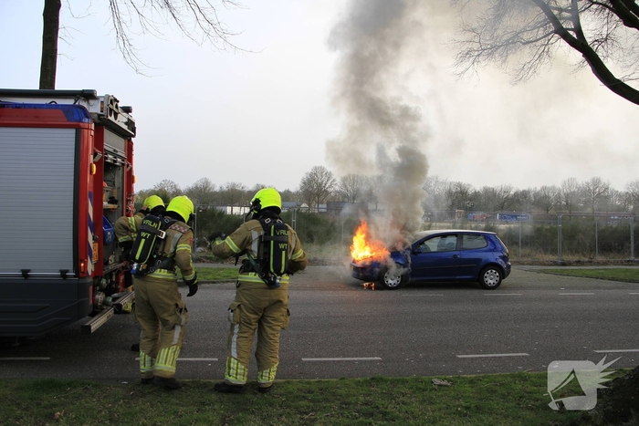 Motorblok van auto in brand tijdens rit