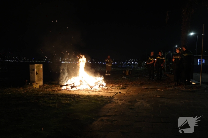 Buitenbrand aan houten pallets veroorzaakt politie- en brandweeractie