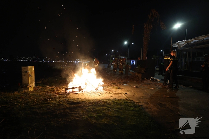 Buitenbrand aan houten pallets veroorzaakt politie- en brandweeractie
