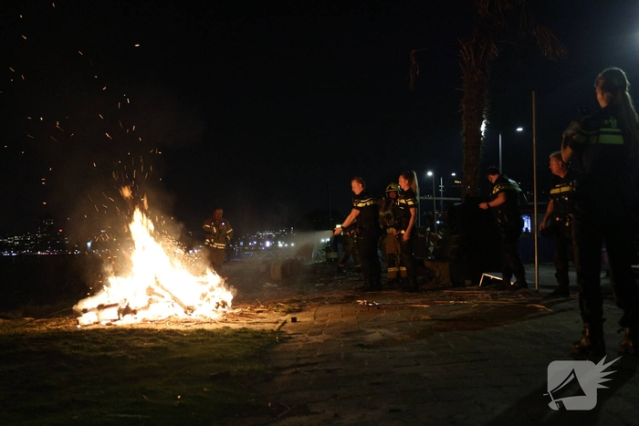 Buitenbrand aan houten pallets veroorzaakt politie- en brandweeractie