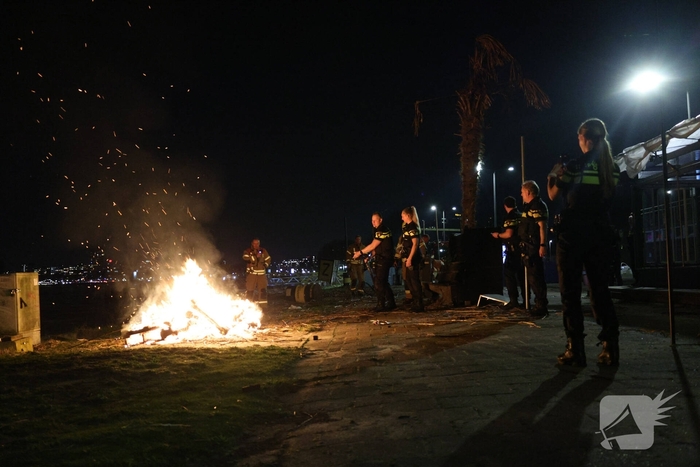 Buitenbrand aan houten pallets veroorzaakt politie- en brandweeractie