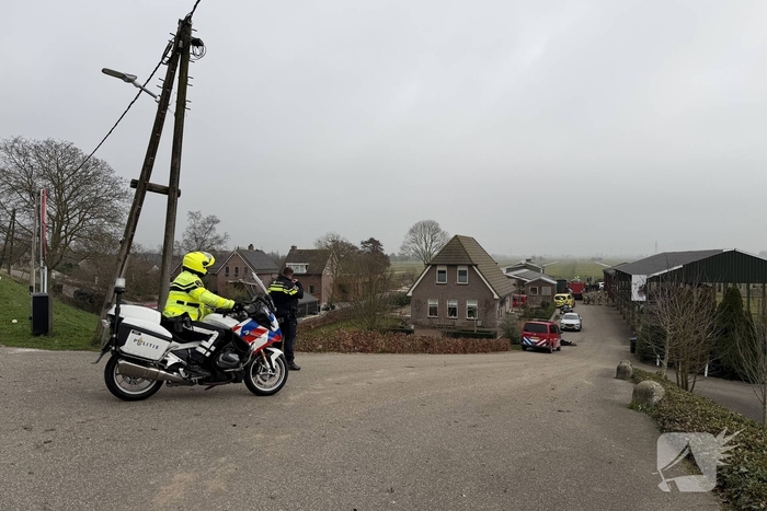 Auto rijdt van dijk en belandt in sloot tijdens achtervolging