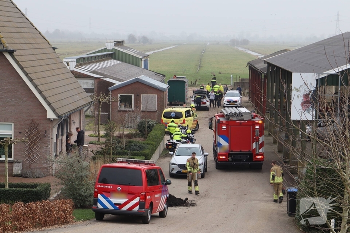 Auto rijdt van dijk en belandt in sloot tijdens achtervolging