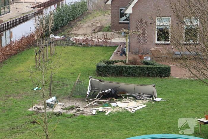 Auto rijdt van dijk en belandt in sloot tijdens achtervolging